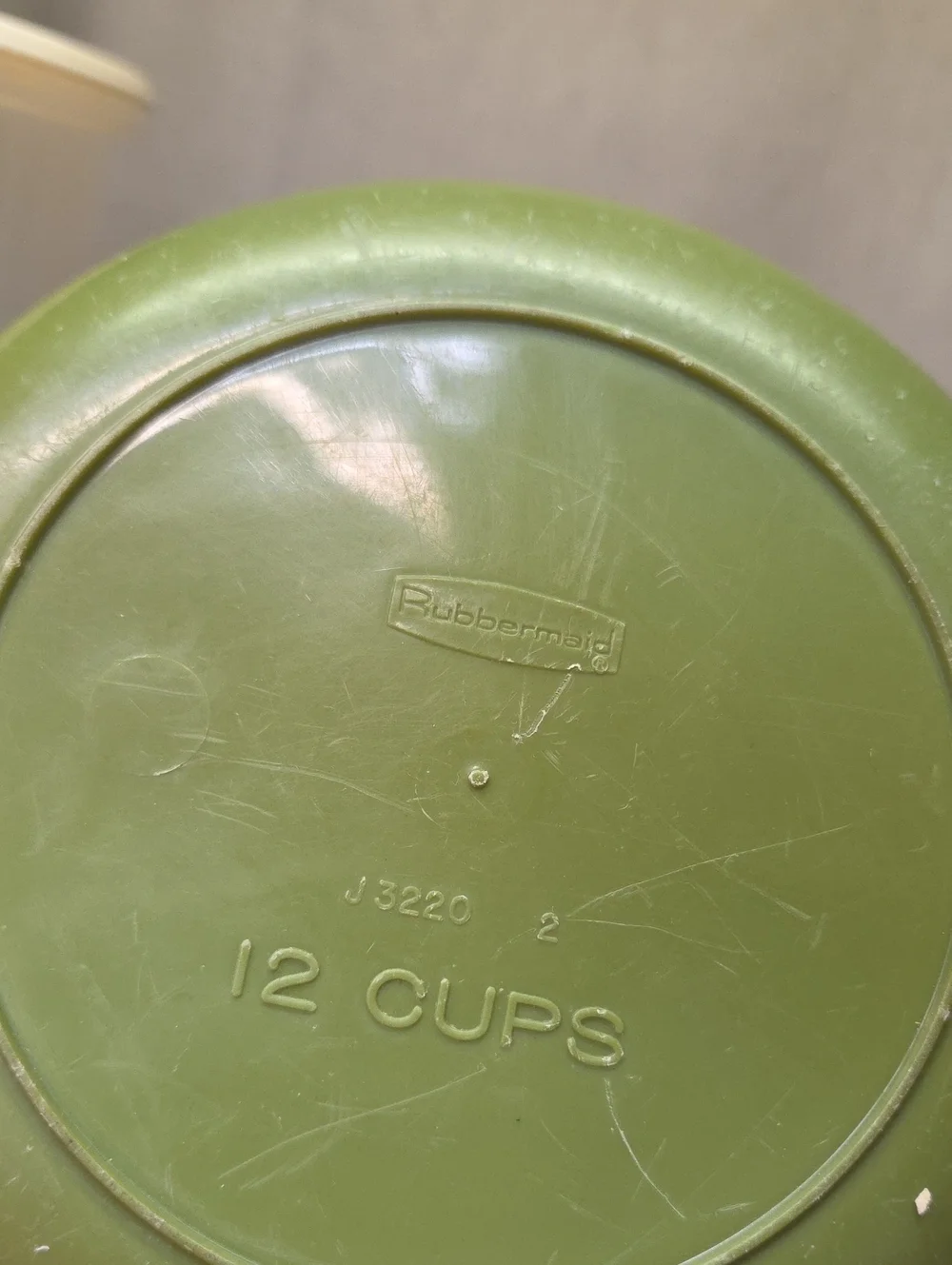 3 Rubbermaid Storage Containers‎ With Lids
